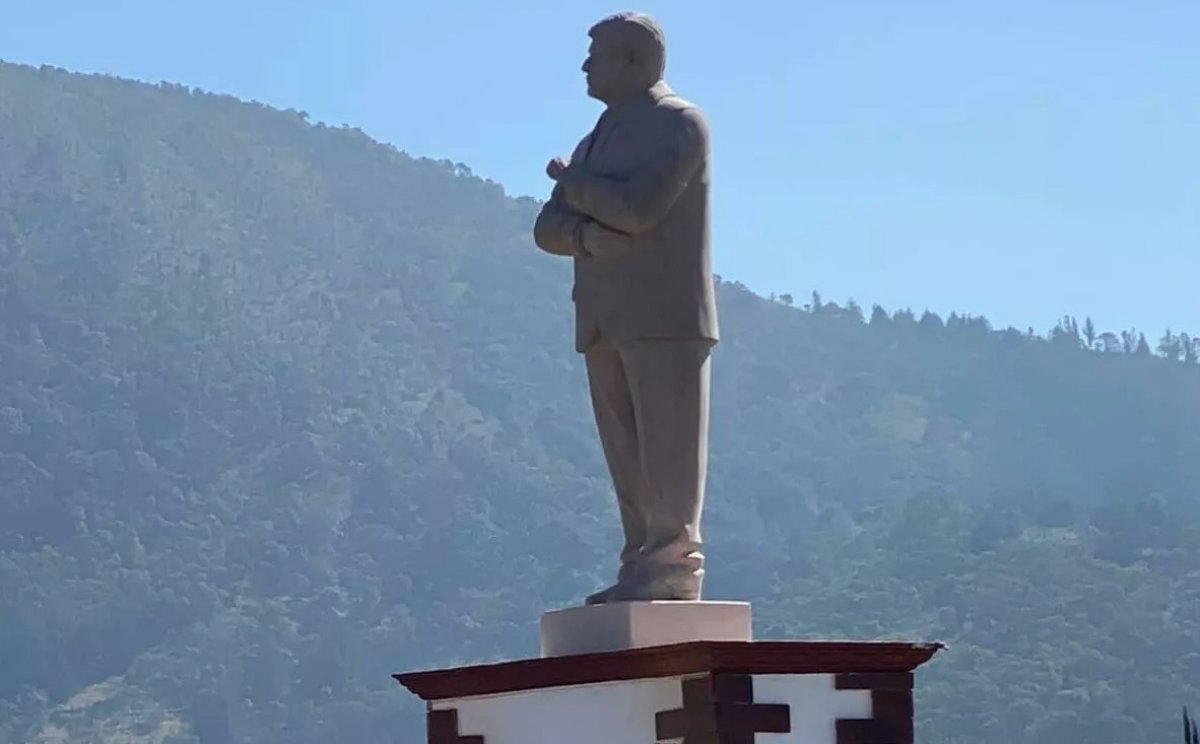 Meksika Devlet Başkanı Obrador un heykelini yıktılar #1