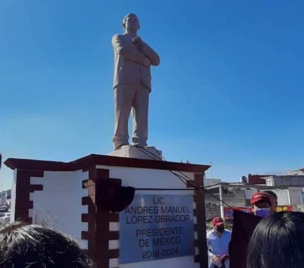 Meksika Devlet Başkanı Obrador un heykelini yıktılar #2