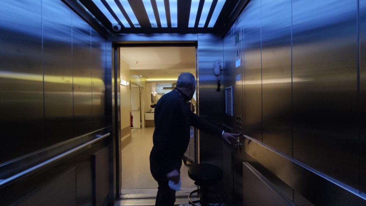 Bursa da 16 senedir 9 saat asansörde çalışıyor #2