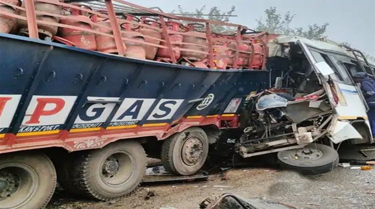 Hindistan’da yolcu otobüsü kamyonla çarpıştı: 16 ölü, 26 yaralı #2