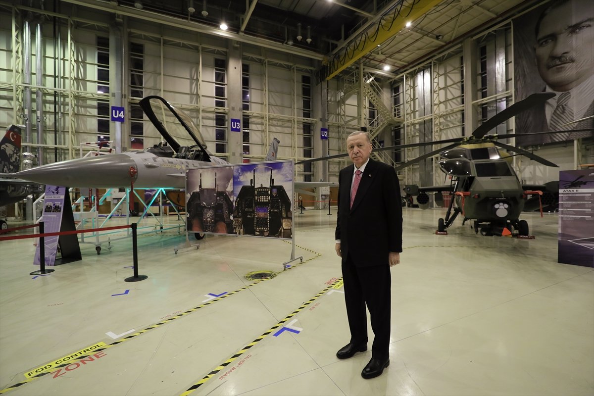 Cumhurbaşkanı Erdoğan, yerli üretim helikopterlerle poz verdi #3