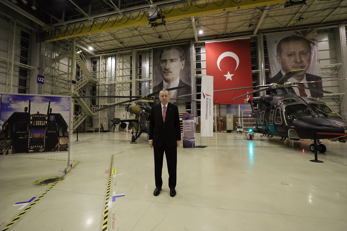 Cumhurbaşkanı Erdoğan, yerli üretim helikopterlerle poz verdi #4