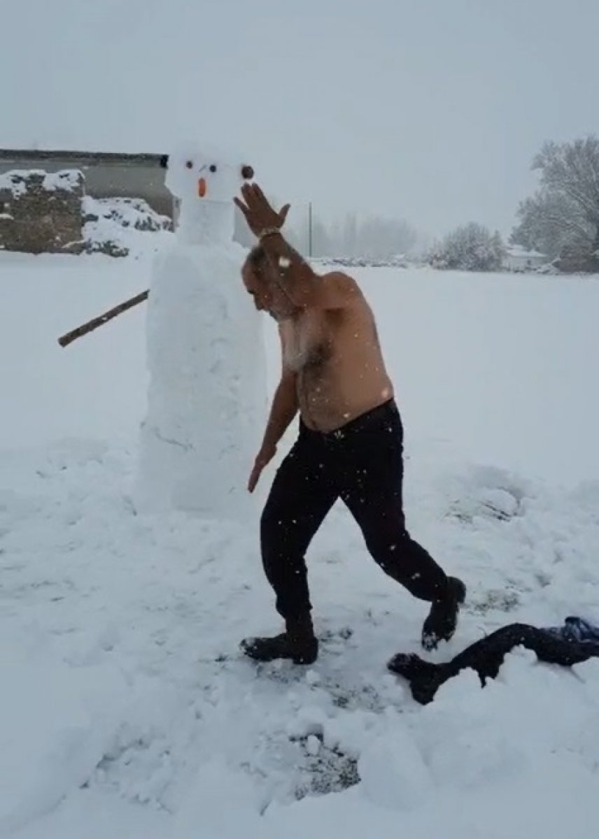 Sivaslı yiğido kardan adamla güreşti #1