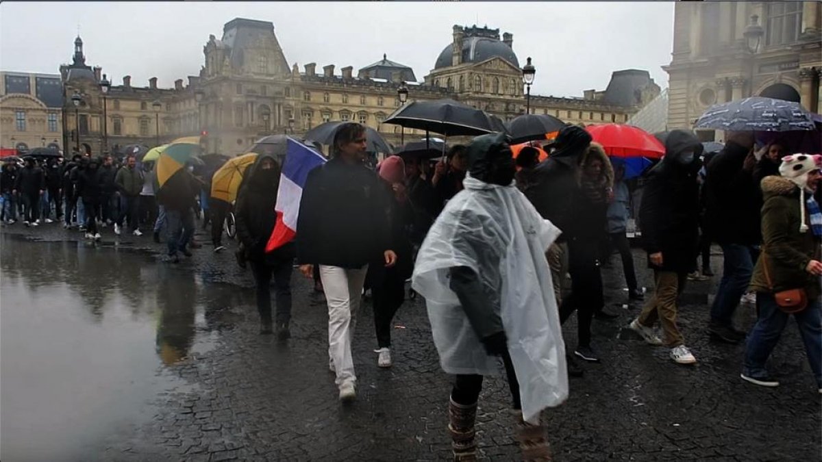 Fransa da aşı karşıtı protestolarına polis müdahale etti #5