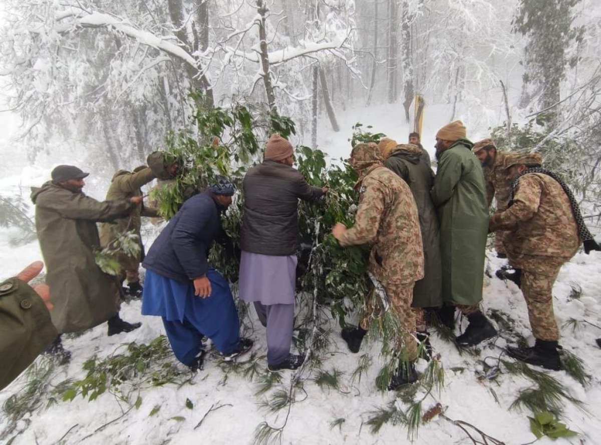 Pakistan da yoğun kar yağışı ölümlere sebep oldu #6