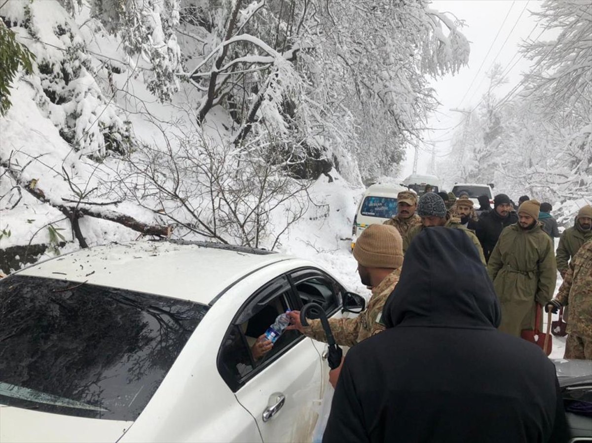 Pakistan da yoğun kar yağışı ölümlere sebep oldu #4