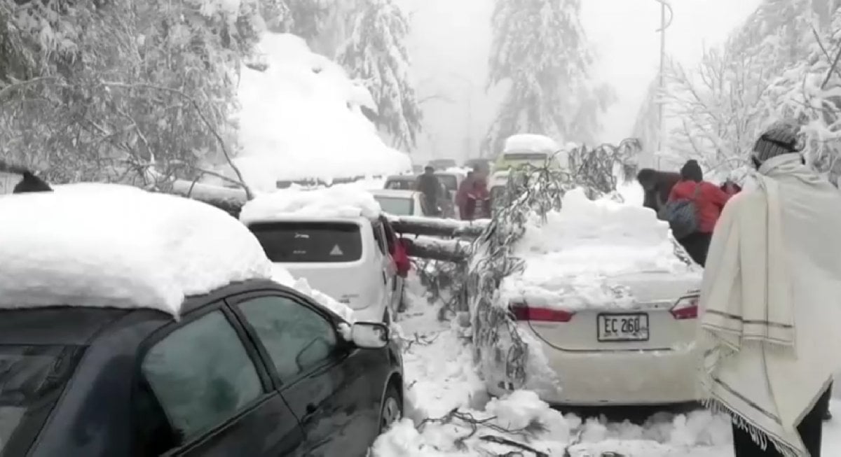 Pakistan da yoğun kar yağışı ölümlere sebep oldu #1