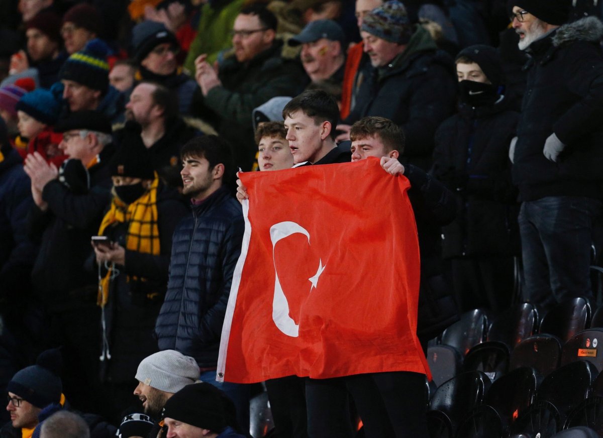 Hull City taraftarları maçı Türk bayraklarıyla takip etti #2