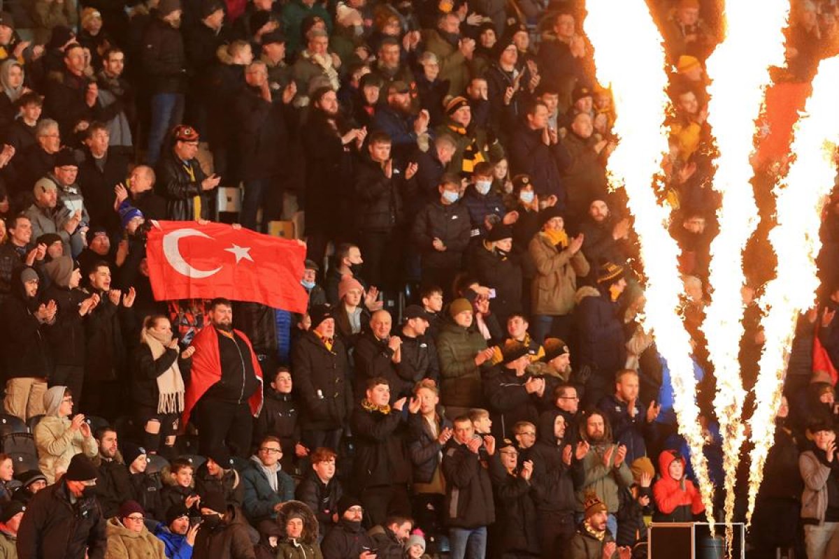 Hull City taraftarları maçı Türk bayraklarıyla takip etti #3