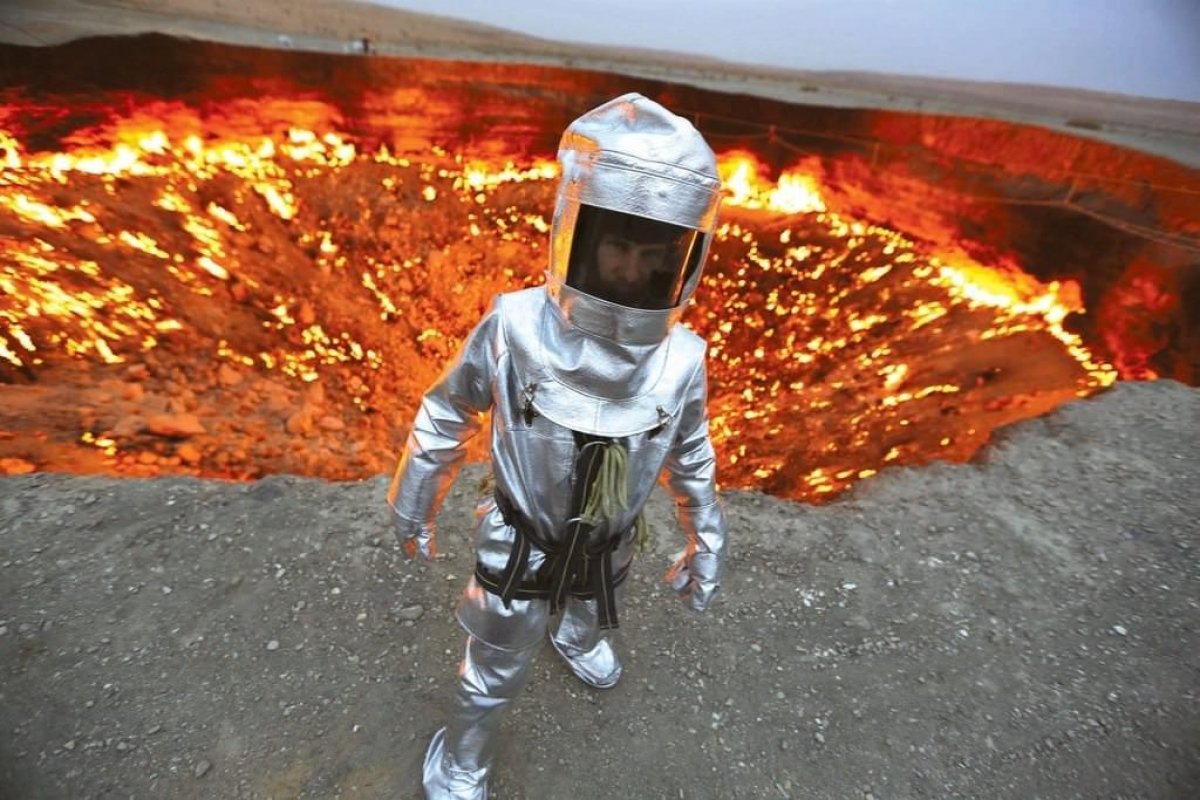 Türkmenistan daki Derveze gaz kraterinde 1971 den beri yanan ateş söndürülecek #1