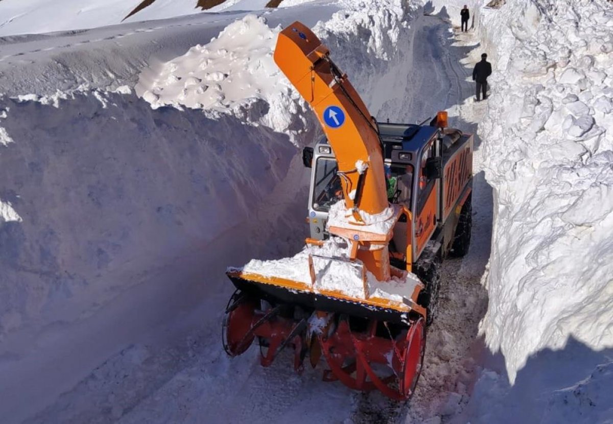 Hakkari de kar kalınlığı iş makinelerinin boyunu geçti #3