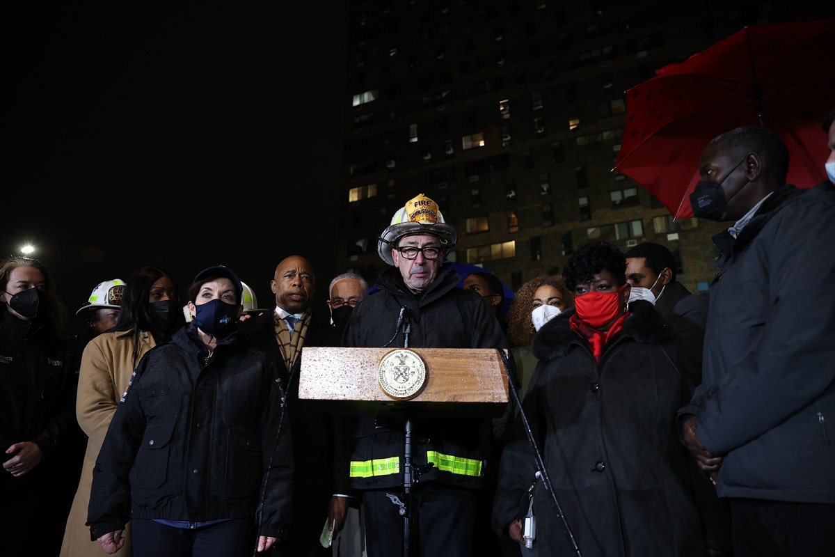 New York ta yangın faciası: 9 u çocuk 19 kişi öldü #5