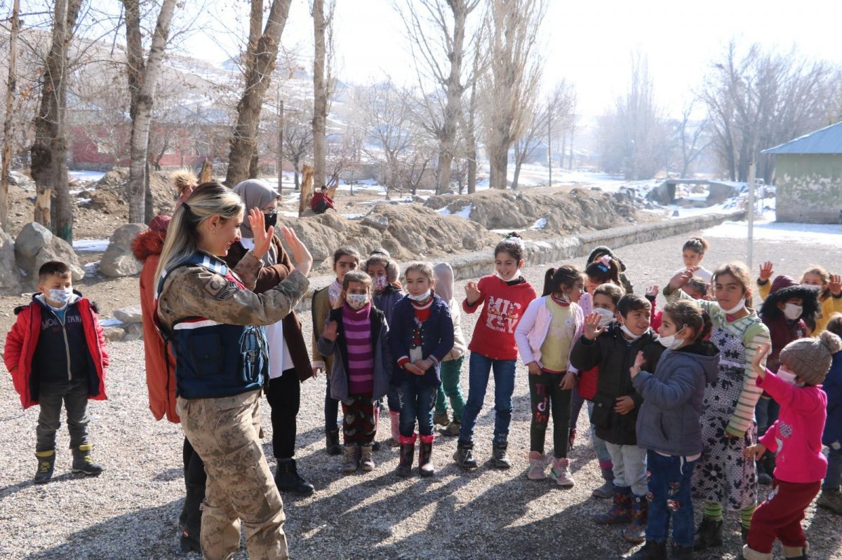 Bitlis te askerler öğrencilere kırtasiye malzemesi dağıttı #3