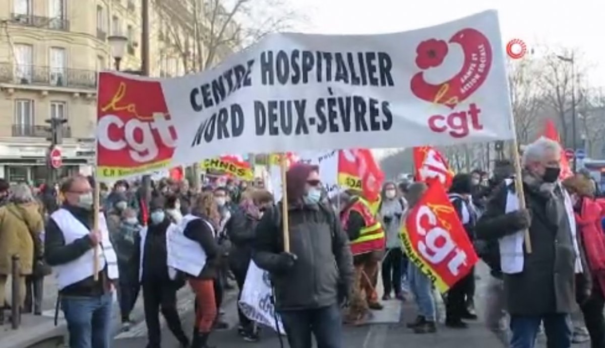 Fransa da sağlık çalışanları sokağa indi #4
