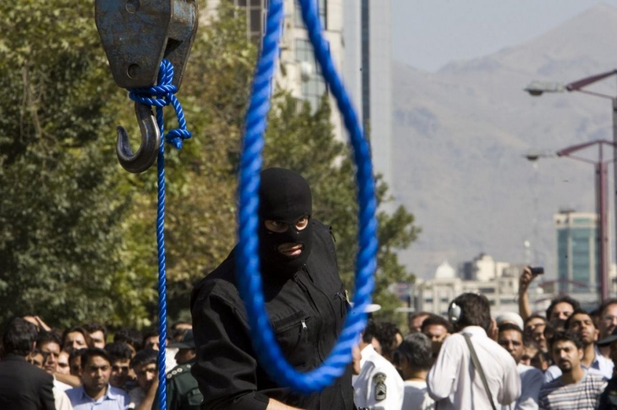 İran da terör saldırısı yapan 2 kişi idam edildi #1