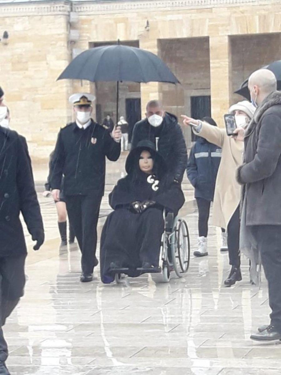 Bülent Ersoy a şemsiye tutan subay, Hakkari ye sürüldü #1