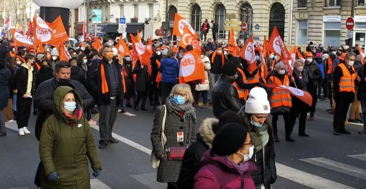 Fransa da eğitimciler ve veliler sokağa indi #1