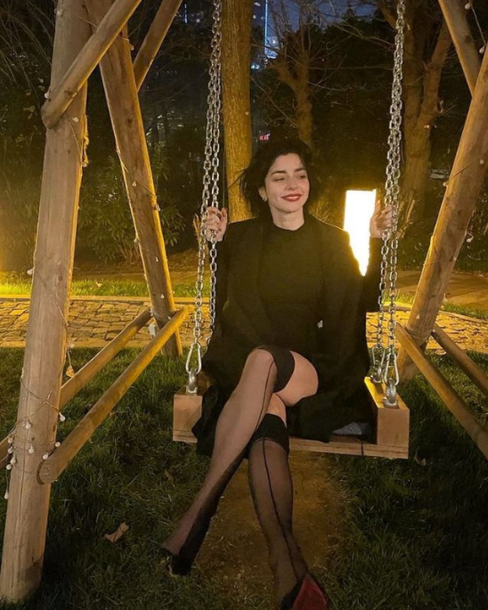 Merve Boluğur, dan jartiyerli poz #1