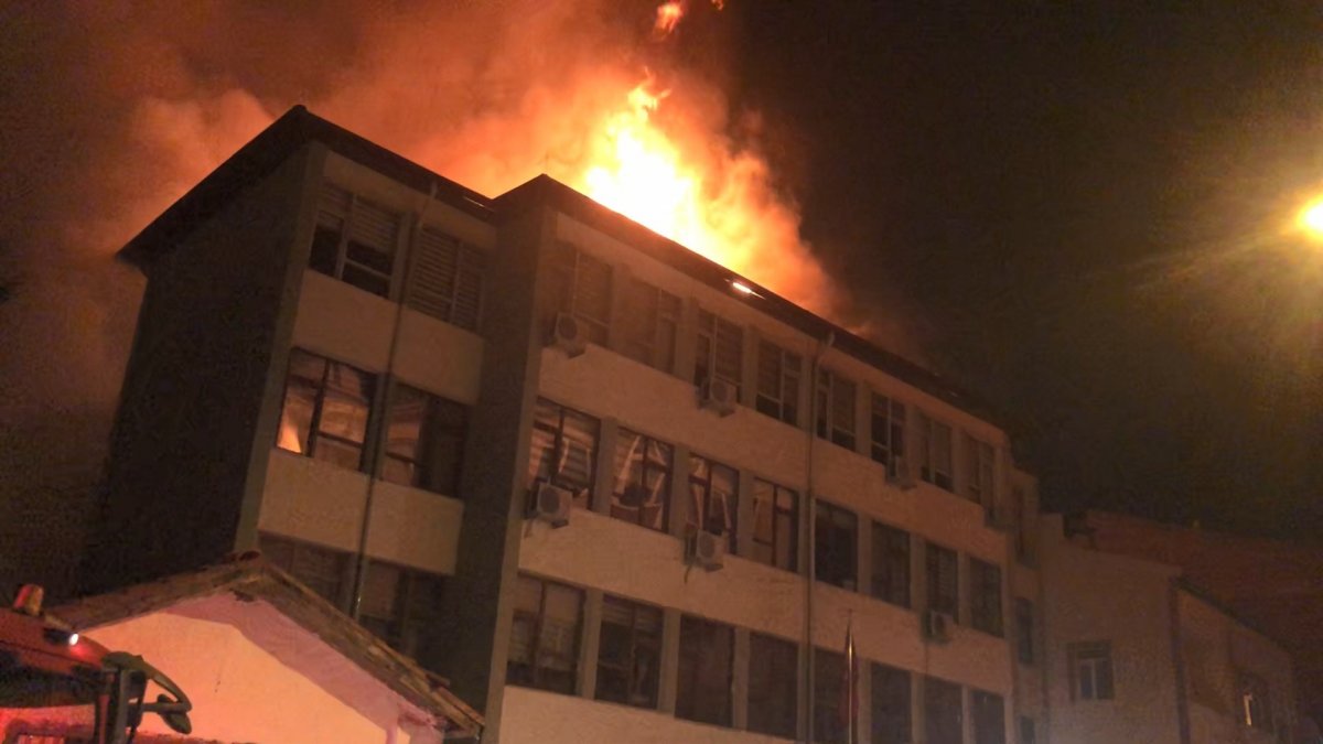 Kastamonu da bir evde çıkan yangın kamu binasına zarar verdi #4