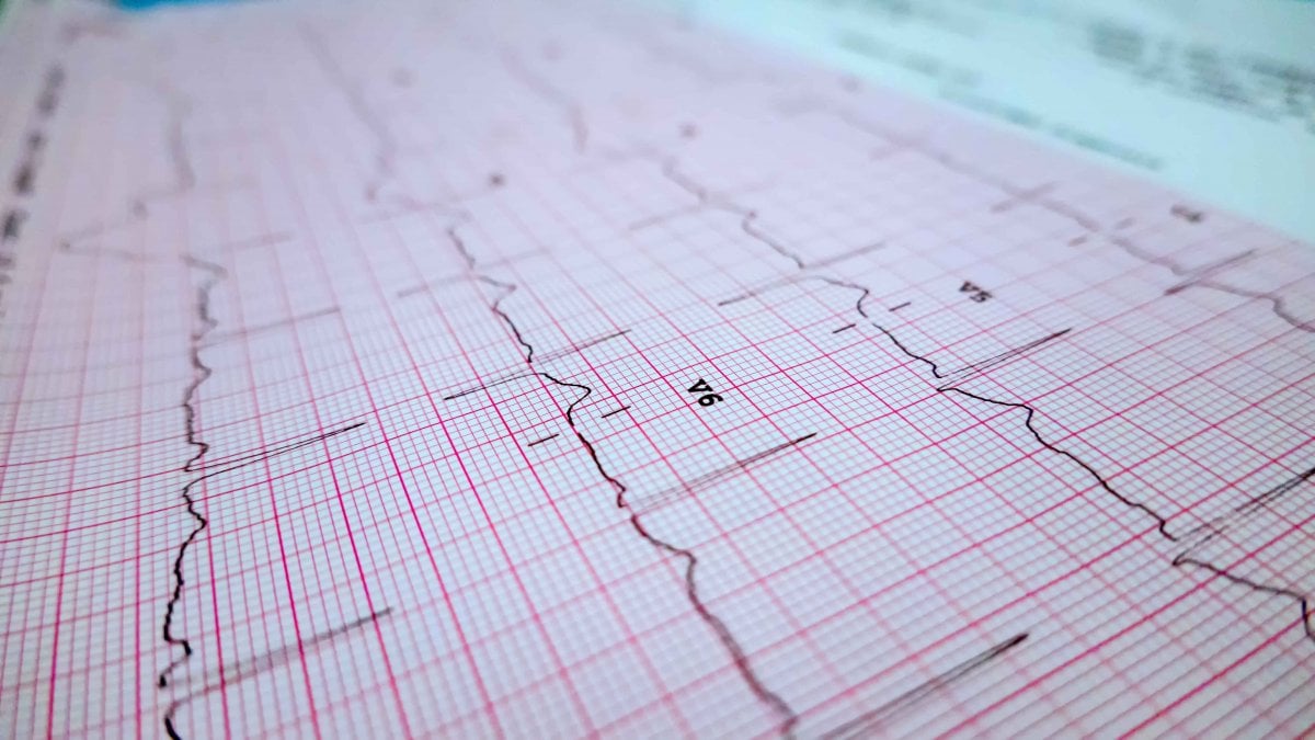 hızlı kalp atışına karşı afiş sağlık kalp hastanesi
