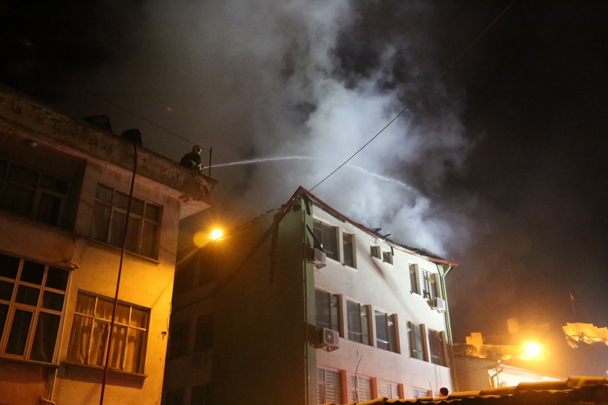 Kastamonu da bir evde çıkan yangın kamu binasına zarar verdi #1