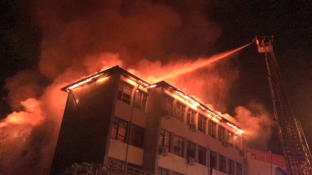 Kastamonu da bir evde çıkan yangın kamu binasına zarar verdi #3