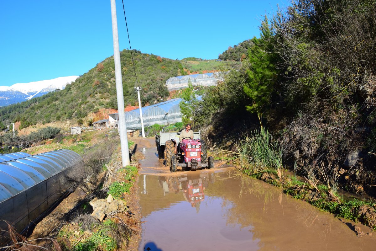 Antalya da vatandaşlar bozulan yolları imece usulü ile yapıyor #5
