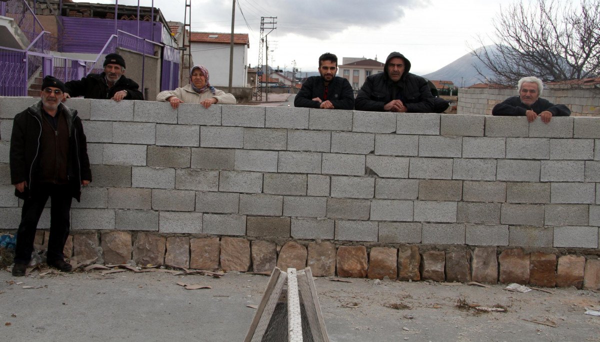 Kayseri de belediye ile anlaştı, arazisindeki duvarı yıktırdı #3