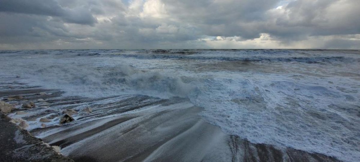 Kastamonu da dalgaların vurduğu sahil yolu su altında kaldı #2