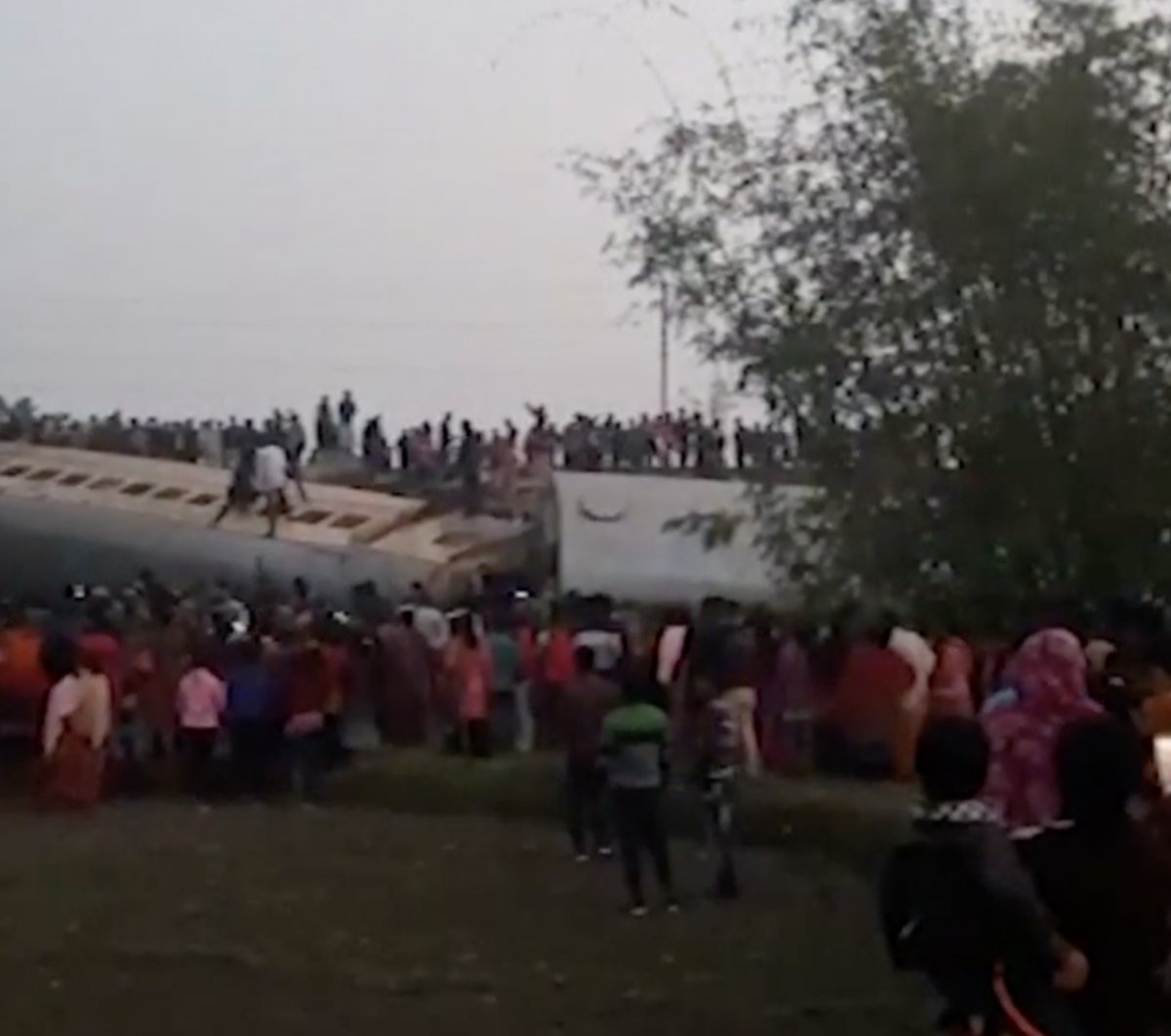 Hindistan da 12 vagonluk tren raydan çıktı: 9 ölü #4