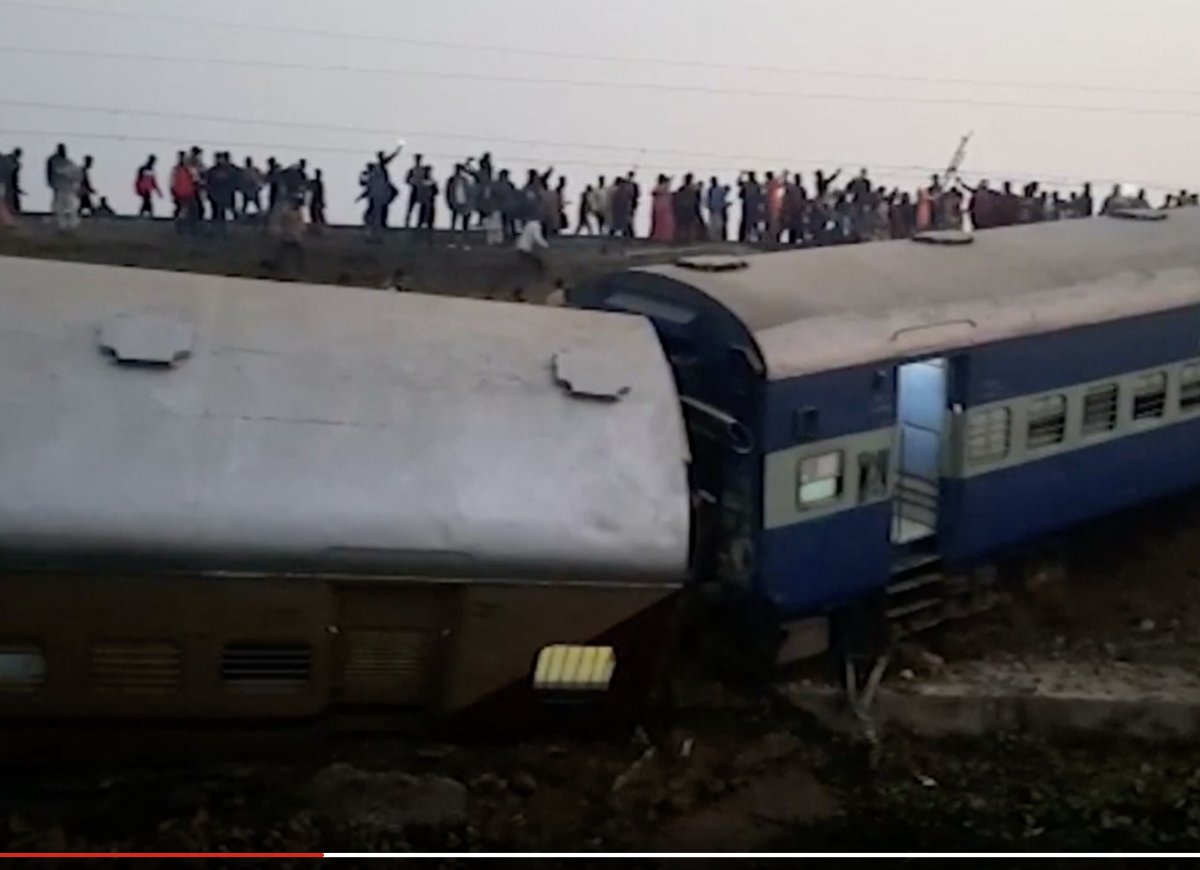 Hindistan da 12 vagonluk tren raydan çıktı: 9 ölü #3