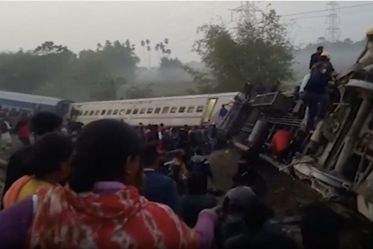 Hindistan da 12 vagonluk tren raydan çıktı: 9 ölü #1