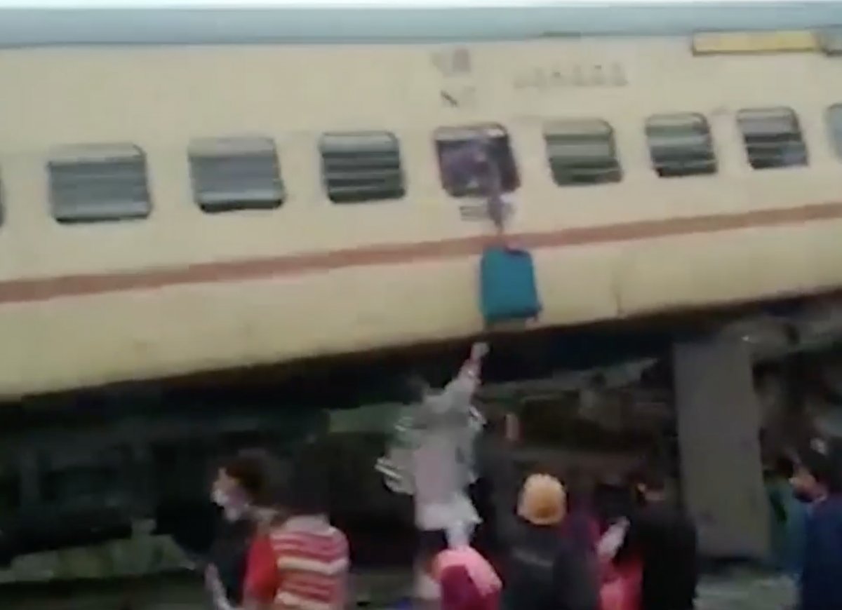 Hindistan da 12 vagonluk tren raydan çıktı: 9 ölü #2