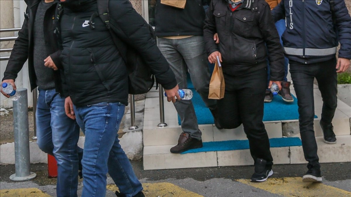 İzmir merkezli FETÖ operasyonunda gözaltına alınanlardan 60 ı tutuklandı #1
