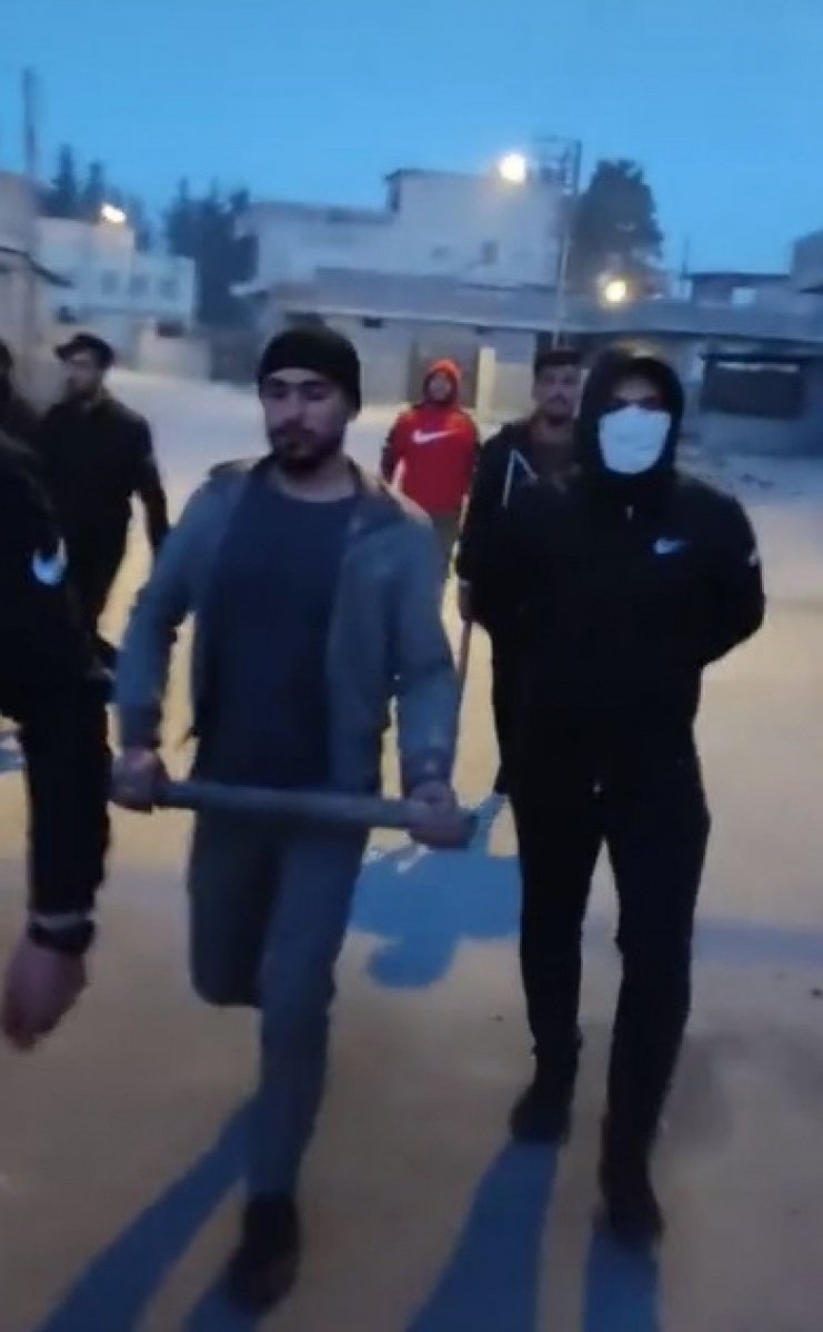 Adana da sopa ve bıçaklarla yürüyen Suriyeliler sınır dışı edildi #3