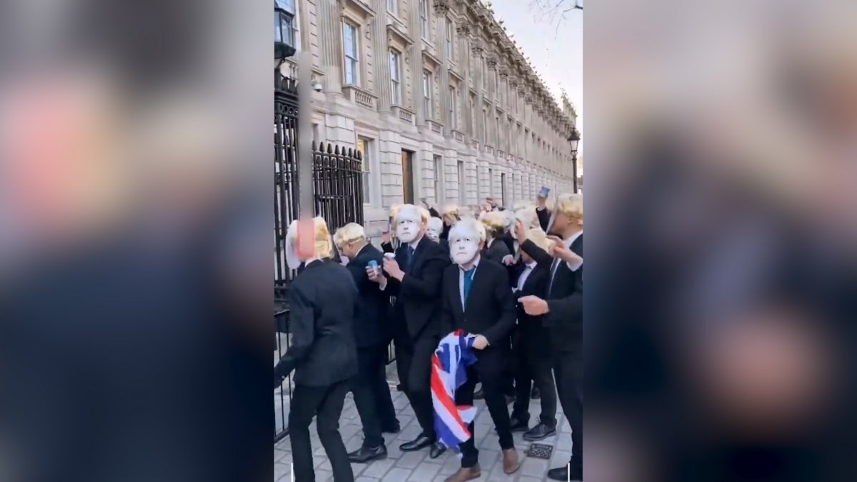 İngiltere de yasta parti veren Boris Johnson a maskeli protesto  #2