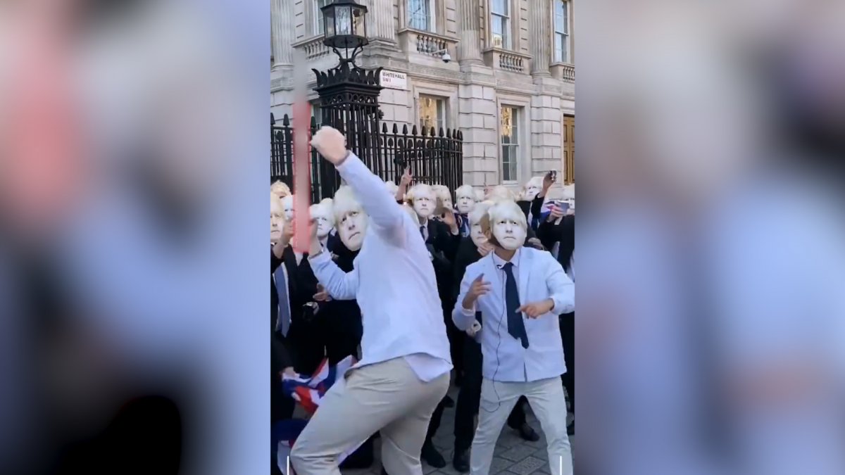 İngiltere de yasta parti veren Boris Johnson a maskeli protesto  #3