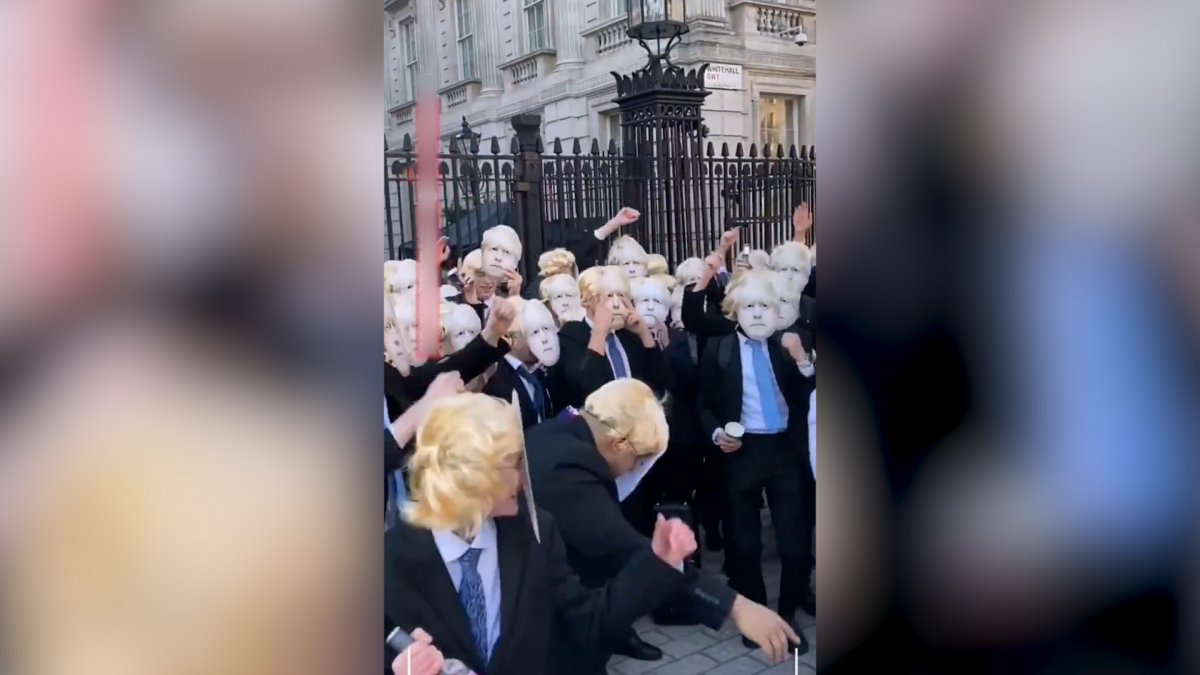 İngiltere de yasta parti veren Boris Johnson a maskeli protesto  #4