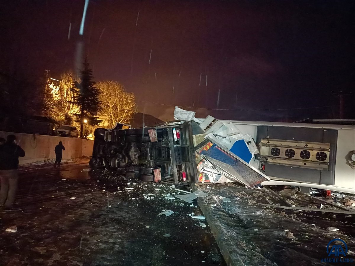 Sivas ta yolcu otobüsü, kaza yapan tıra çarpıp devrildi: 15  yaralı #3