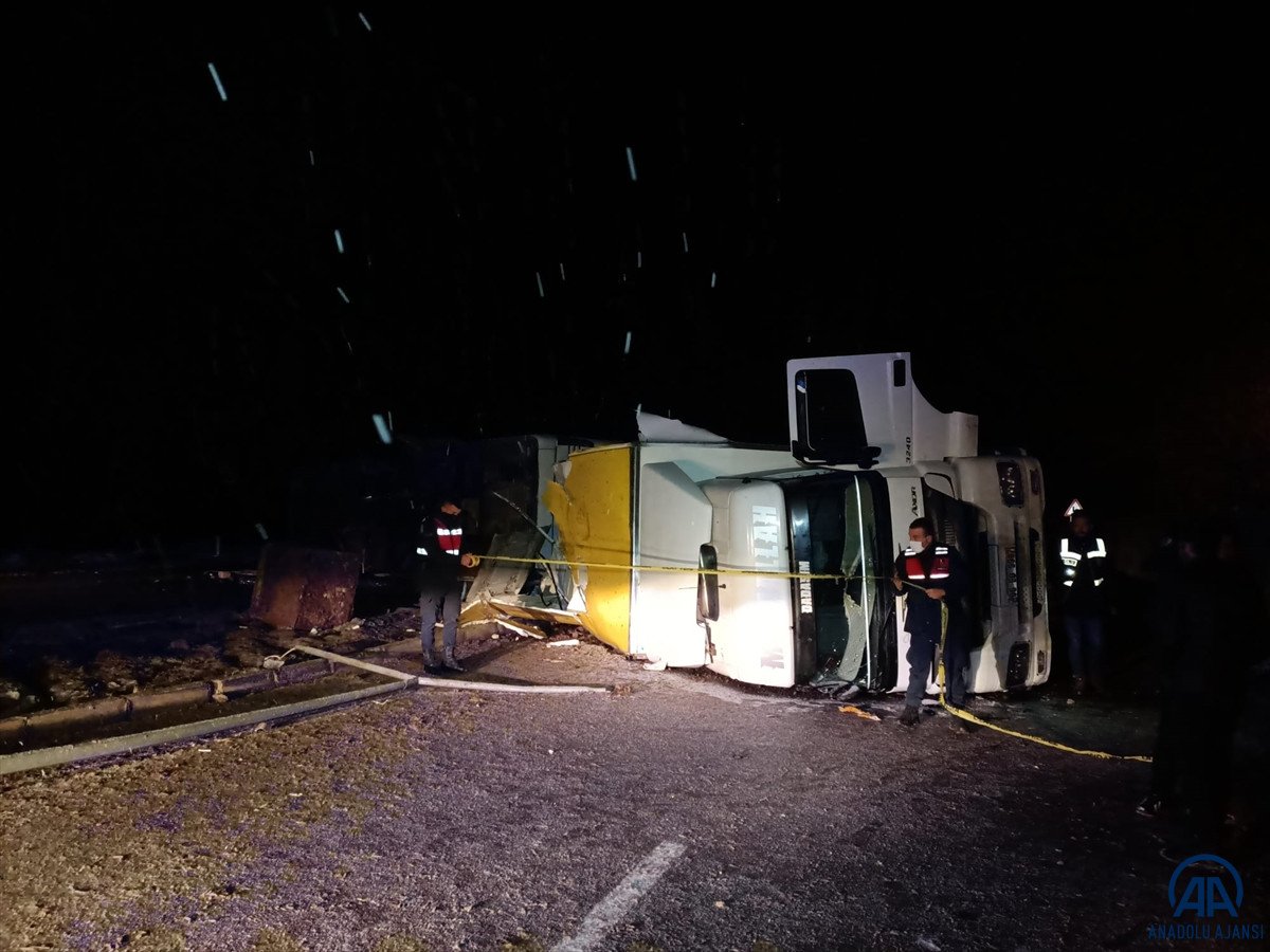 Sivas ta yolcu otobüsü, kaza yapan tıra çarpıp devrildi: 15  yaralı #1