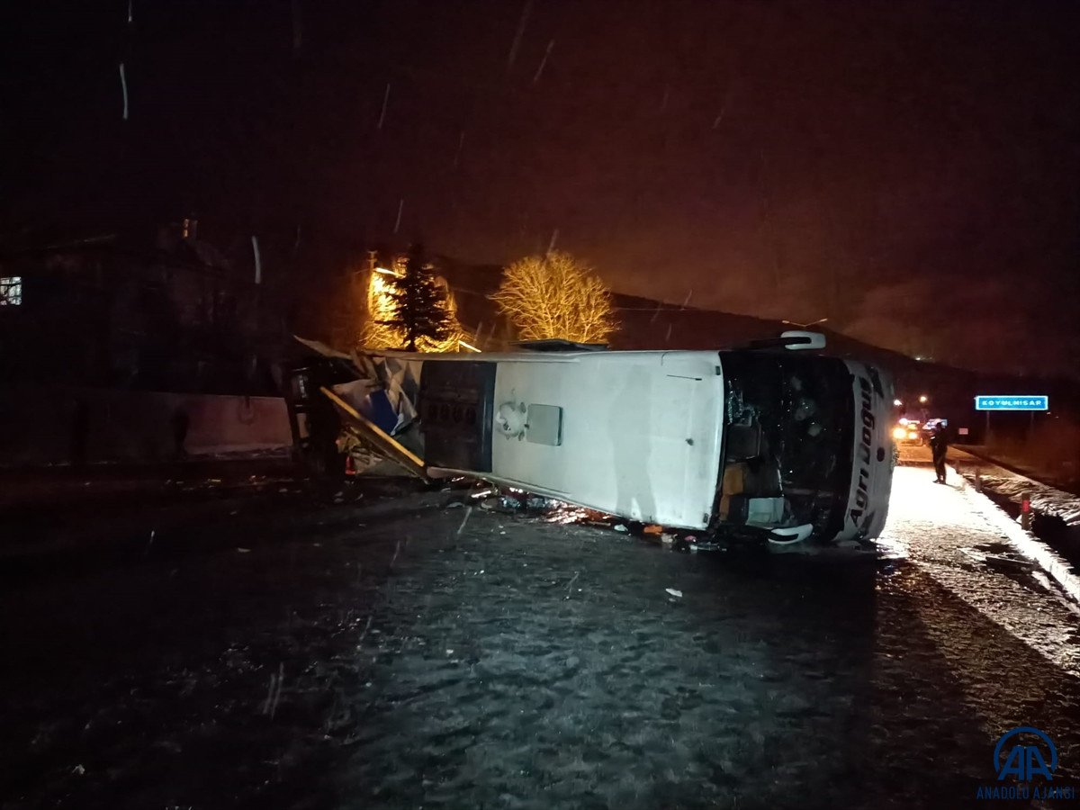 Sivas ta yolcu otobüsü, kaza yapan tıra çarpıp devrildi: 15  yaralı #5