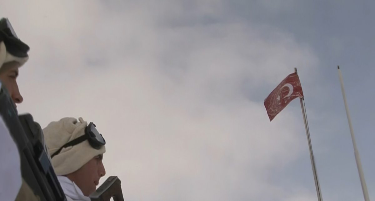 Mehmetçik in bayrak donduran soğuktaki vatan nöbeti #10