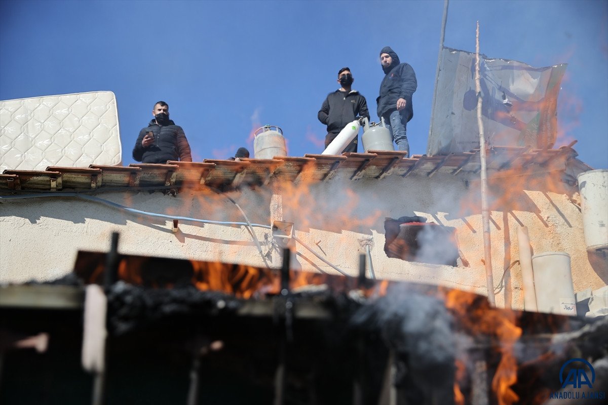 İsrail güçleri evlerinden çıkarmaya gelince, tüpü alıp çatıya çıktı  #3