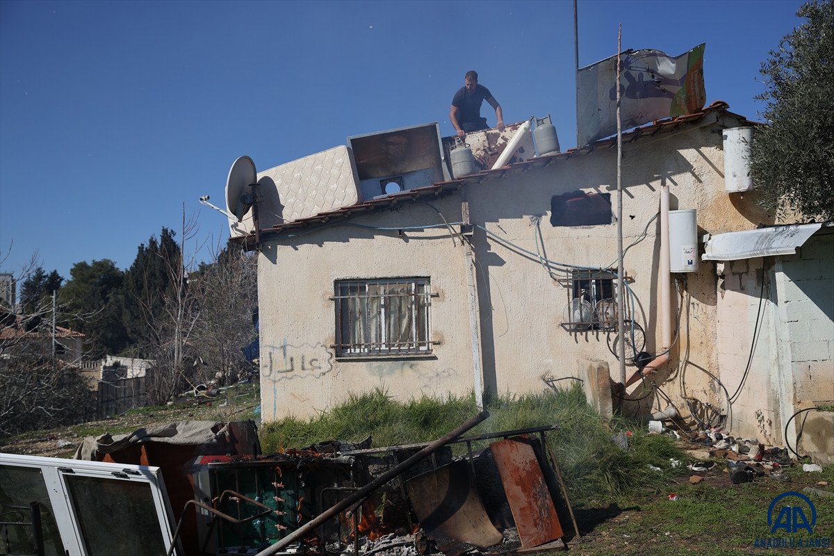 İsrail güçleri evlerinden çıkarmaya gelince, tüpü alıp çatıya çıktı  #4