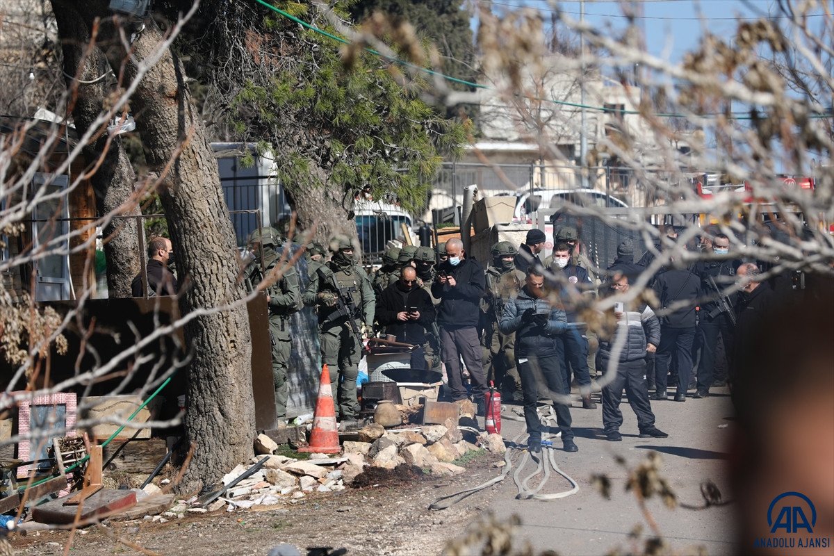 İsrail güçleri evlerinden çıkarmaya gelince, tüpü alıp çatıya çıktı  #7