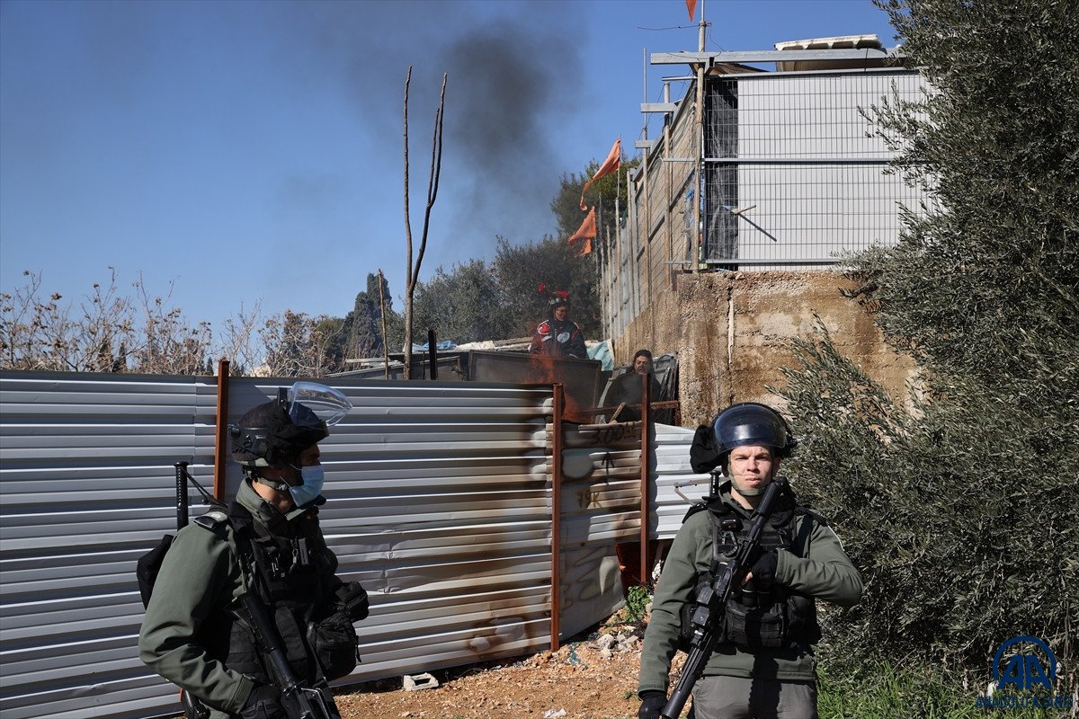 İsrail güçleri evlerinden çıkarmaya gelince, tüpü alıp çatıya çıktı  #5