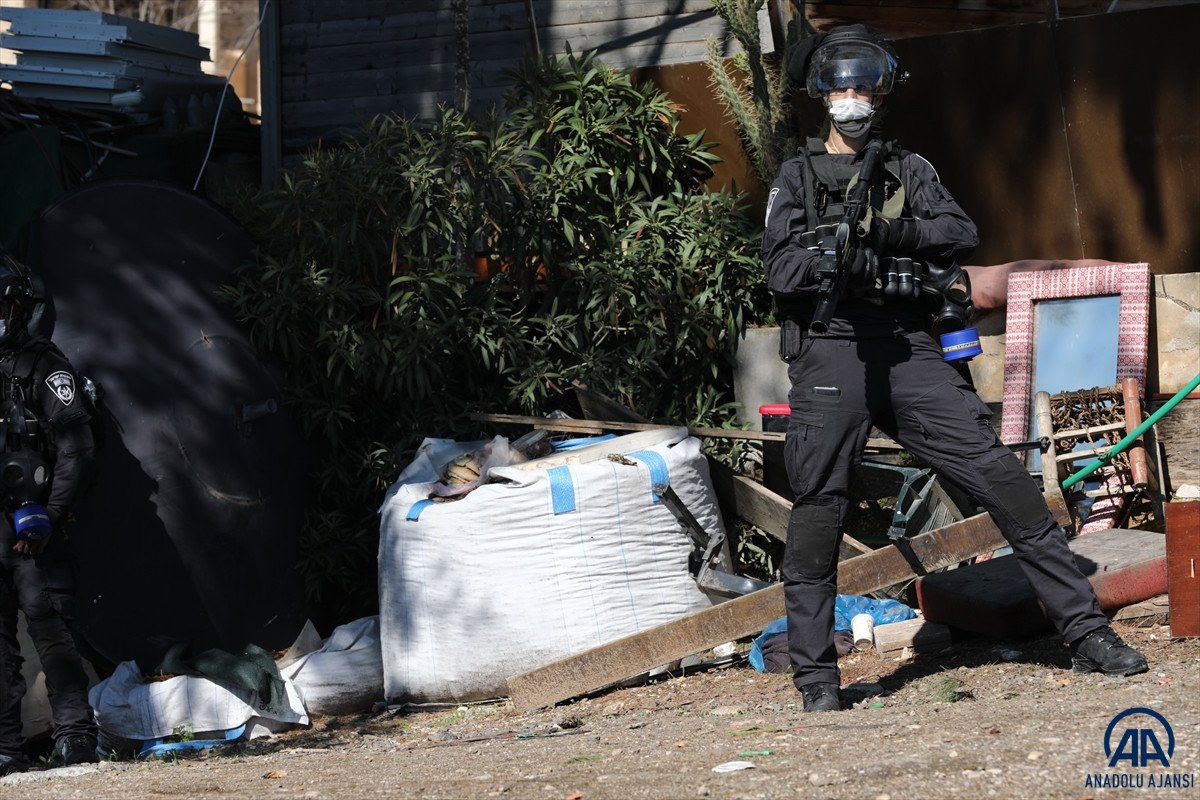 İsrail güçleri evlerinden çıkarmaya gelince, tüpü alıp çatıya çıktı  #6