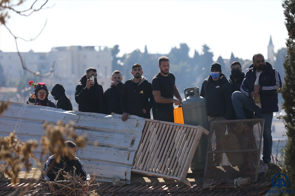 İsrail güçleri evlerinden çıkarmaya gelince, tüpü alıp çatıya çıktı  #2