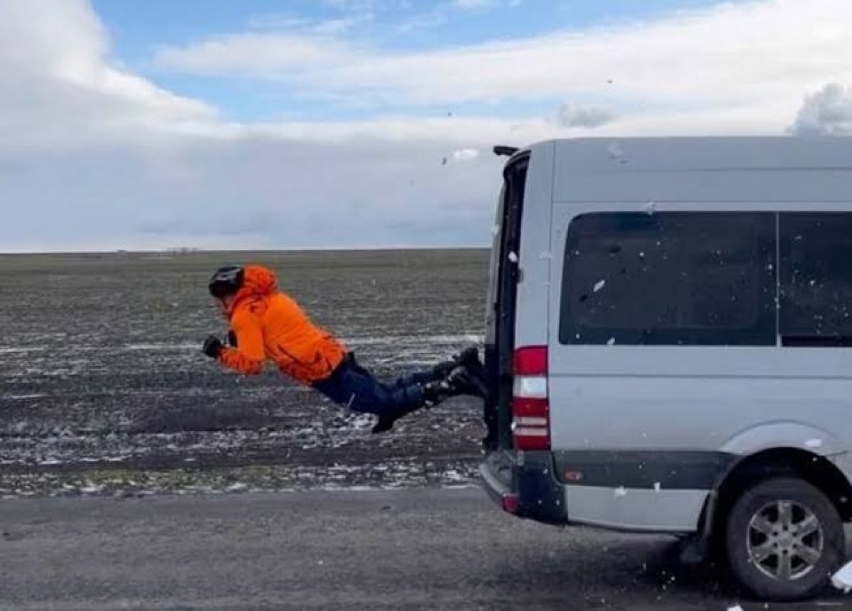 Rus dublör 80 km hızla giden minibüsün içinden geçti #2