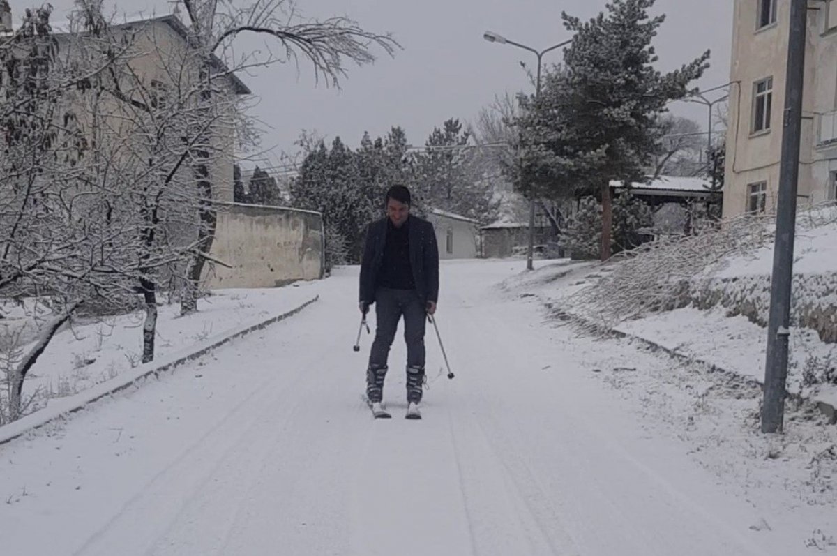 Erzurum daki öğretmen okula kayarak gidiyor #1